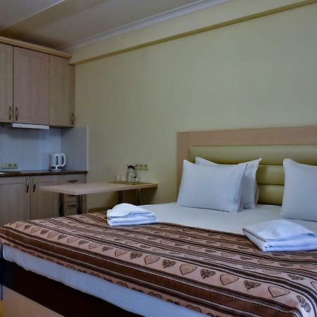 Aparthotel On Klinichna St. Kyiv Exterior photo